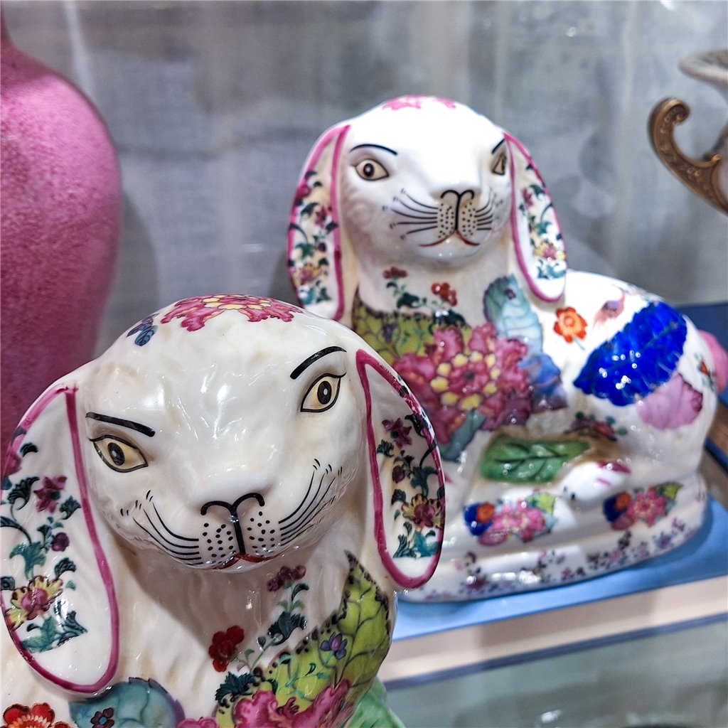Danny's Fine Porcelain Classic Staffordshire Bunnies with A Twist! Pair of Porcelain 41346