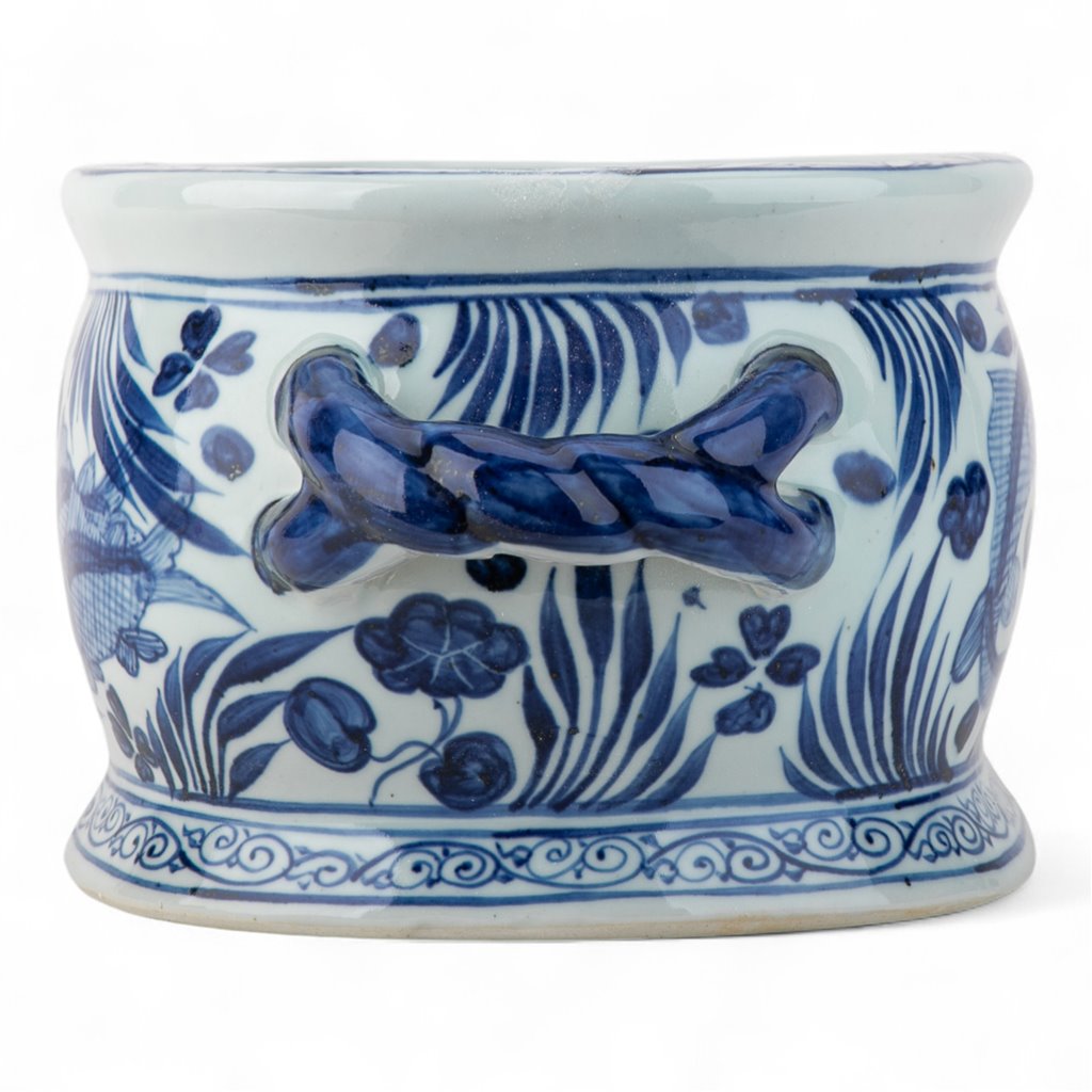 Danny's Fine Porcelain Blue & White Porcelain Oval Decorative Accent – Fish Motif