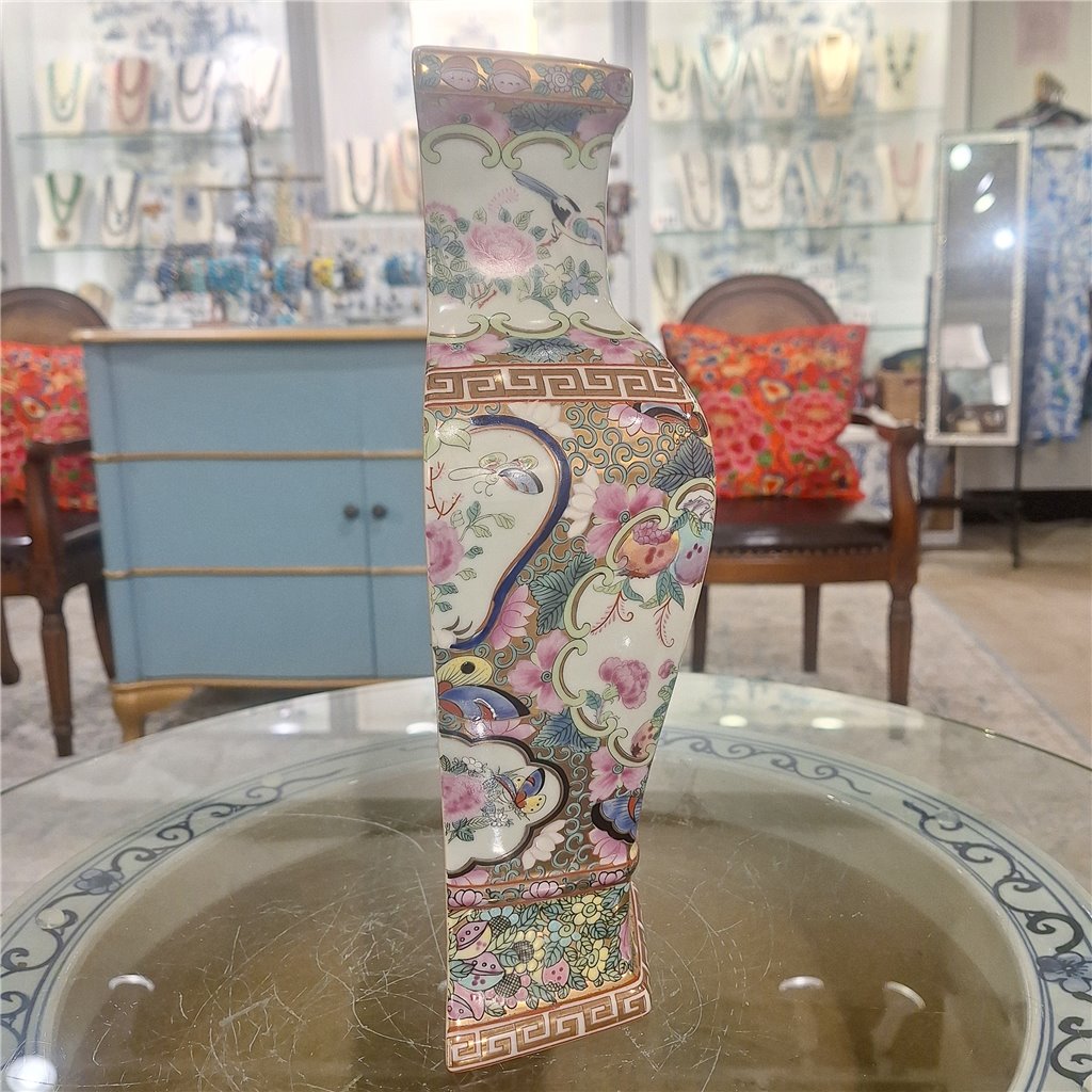 Danny's Fine Porcelain Porcelain Wall Vase Classic Rose Medallion Pattern